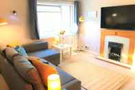 Ruang Umum Toronto Apartment in Seaside Town With Parking