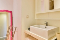 In-room Bathroom Charming 2 Bedroom Apartment at Restelo