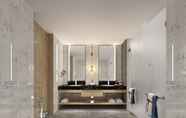 Toilet Kamar 4 Delta Hotels by Marriott Kunming