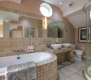 In-room Bathroom 6 Stunning 3-bed House in a Private Hidden Valley