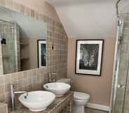 In-room Bathroom 5 Stunning 3-bed House in a Private Hidden Valley