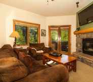 Common Space 2 Arapahoe Lodge #8102 by Summit County Mountain Retreats