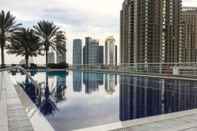 สระว่ายน้ำ Luxury Living in This Stylish 2BR in Dubai Marina