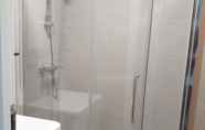 In-room Bathroom 7 Islington Highbury Arsenal Beautiful Apa