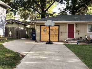 Exterior 4 Simple, Cozy 1-bed Close to University of Kansas