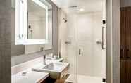 In-room Bathroom 6 SpringHill Suites Kansas City Airport