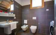 Toilet Kamar 7 Paradiso del Lago B2