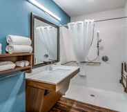 In-room Bathroom 5 Woodspring Suites  West Des Moines