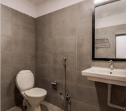 In-room Bathroom 4 Hotel Satya Townhouse