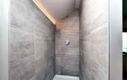 Toilet Kamar 5 Modern Holiday Home in Flobecq With Garden