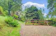 Ruang Umum 4 Hill-view Holiday Home in Taunton With Garden and Balcony