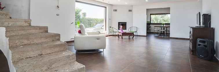 Lobby Modern Villa in Nissoria With Swimming Pool