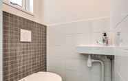 In-room Bathroom 2 Beautiful Bungalow with Hot Tub in Kaatsheuvel
