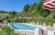 Kolam Renang 2 Plush Holiday Home in Belforte All'isauro With Swimming Pool