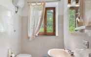 Toilet Kamar 6 Sun-kissed Farmhouse in Fosciandora With Swimming Pool