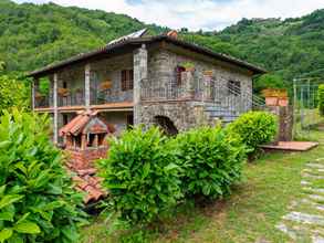 Bangunan 4 Sun-kissed Farmhouse in Fosciandora With Swimming Pool