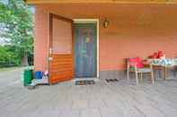 Common Space Holiday Cottage in Schijf With a Fenced Garden