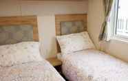 Kamar Tidur 7 Luxury 2 Bedroom Caravan at Mersea Island Holiday