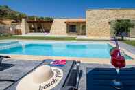 Swimming Pool Villa Arietta