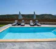 Swimming Pool 5 Villa Arietta
