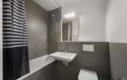 Phòng tắm bên trong 3 Richemont by Homenhancement