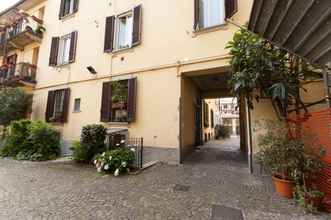 Exterior 4 Typical Apartment on River Naviglio / Darsena