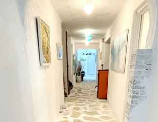 Lobi 2 Gallery Hara & Guest House