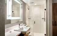 Toilet Kamar 6 SpringHill Suites by Marriott Topeka Southwest