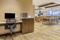 Functional Hall SpringHill Suites by Marriott Topeka Southwest