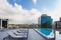 Swimming Pool Leonardo Royal Hotel Barcelona Fira