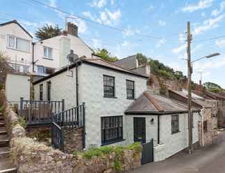 Exterior 2 Cosy Cornish Cottage By The Sea and Local Pub