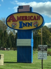 Bên ngoài 4 American Inn