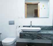 In-room Bathroom 6 SEPAR Furnished Hotel