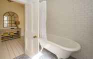 In-room Bathroom 4 Forthview - Traditional 2 Bedroom Apartment