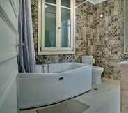 ห้องน้ำภายในห้อง 5 Ouzo Traditional Villa with private pool