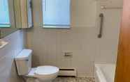 Phòng tắm bên trong 7 Modern, Homey 2-bedroom in Toledo