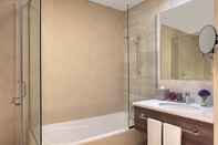 In-room Bathroom Avani + Palm View Dubai Hotel & Suites