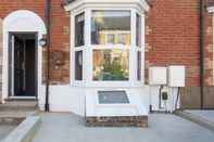 Bangunan Immaculate 5-bed House in the City Centre Ashford