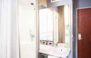 In-room Bathroom 3 ibis budget Rennes Route de Saint Malo