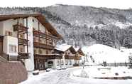 Bangunan 7 Alpine Touring Hotel