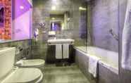 In-room Bathroom 5 NH Ourense