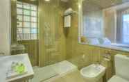 In-room Bathroom 6 NH Ourense