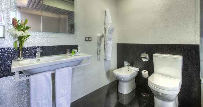 In-room Bathroom NH Ourense