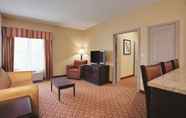 Ruang Umum 2 La Quinta Inn & Suites by Wyndham Verona