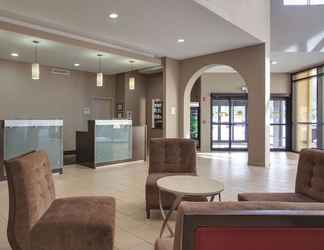 Lobby 2 La Quinta Inn & Suites by Wyndham Verona