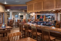 Bar, Cafe and Lounge Arrowwood Resort at Cedar Shore