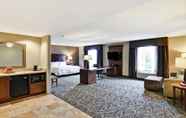 Bedroom 7 Hampton Inn and Suites New Hartford/Utica