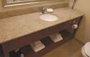 In-room Bathroom 6 La Quinta Inn & Suites by Wyndham Dickinson
