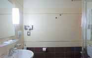 Toilet Kamar 5 Hotel King - by R Collection Hotels