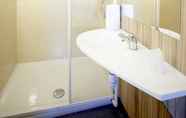 In-room Bathroom 5 Première Classe Istres